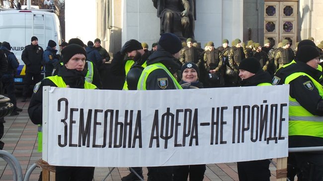 Митингующие против рынка земли установили под Радой палатки 26