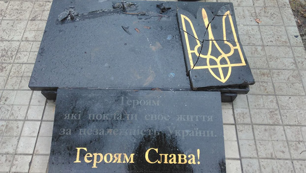 Вандалы в третий раз разгромили памятник героям АТО в Константиновке 01