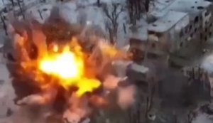 Украинская авиация нанесла удар по окруженным оккупантам в центральной больнице Купянска. ВИДЕО