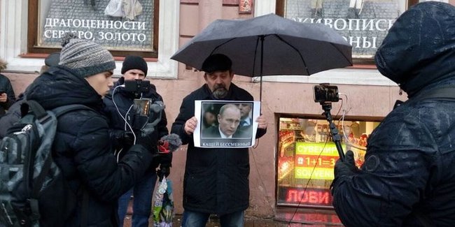 Ви знаєте повію, що 20 років пропрацювала в одному борделі? - акції протесту проти безстрокового перебування Путіна при владі відбулися в РФ 01