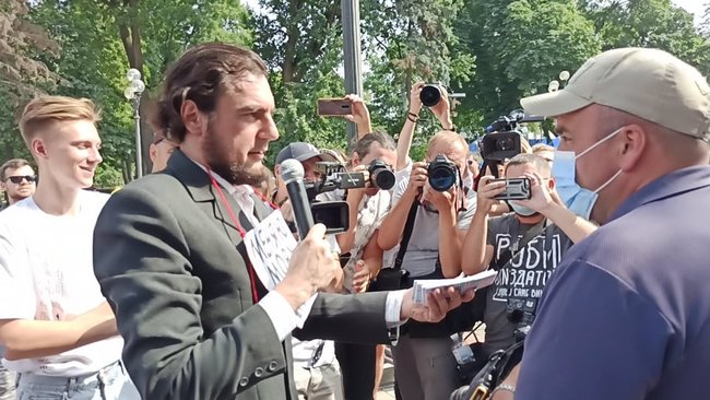 Слуги русификации и Меняю мову на рубли: на акции под ВР произошла стычка - правоохранители пытались задержать митингующего 05