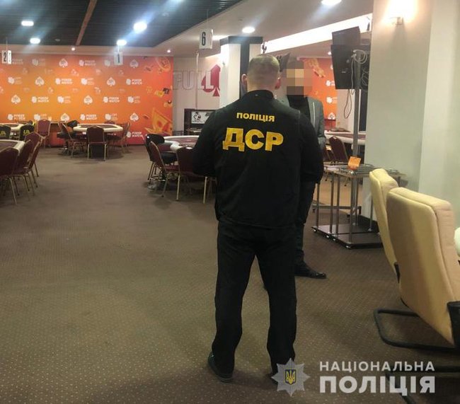 Поліція в Києві накрила підпільний покерний клуб: вилучено 30 столів і фішок на 300 млн грн 01