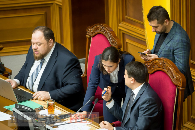 Обнимающая Потураева Янченко, слуга народа Салийчук просит помощника составлять базу обещаний, Галайчуку советуют отменить корпоратив, - день работы ВР 18 декабря 07