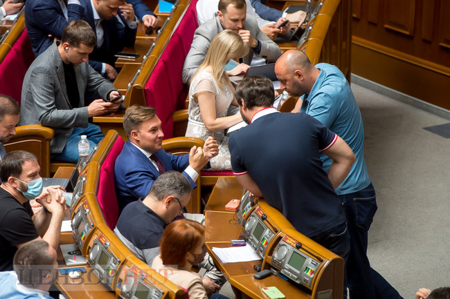 Корнієнко, який підтягує штани, Яременко бентежить колег, погляд Юрченка в спину, - день роботи Ради 14 липня 08