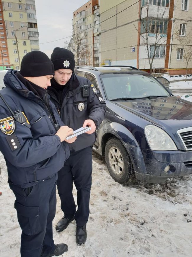 Неизвестные обстреляли автомобиль работников центрального штаба кандидата Гриценко 02