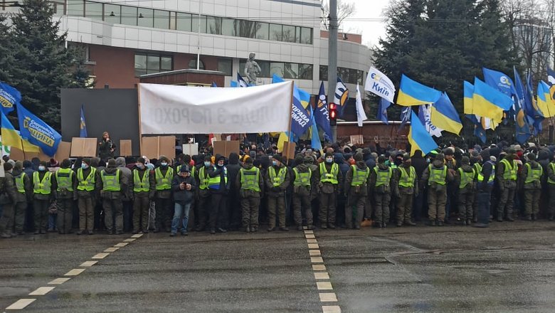 Беги, Вова, беги: Под судом, рассматривающим апелляции относительно меры пресечения для Порошенко, собрались митингующие 07