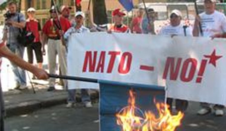 Витренковцы сожгли флаг НАТО и прорвались на открытие учений. ФОТОрепортаж