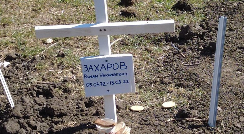 Цивільних жертв російської агресії у Маріуполі ховають на дитячих майданчиках 02