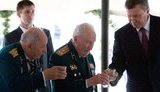 Янукович хильнул по "боевой" соточке с ветеранами. ФОТОрепортаж