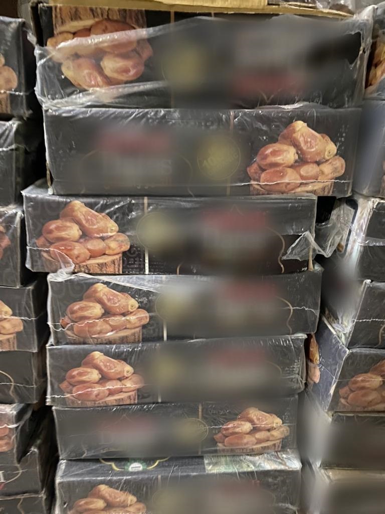 Двое граждан Румынии переправляли через Одессу в ЕС героин в контейнерах с финиками. Их задержали 06