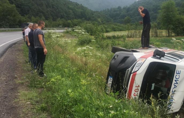 Швидка з пацієнтом перекинулася на Закарпатті внаслідок маневрування 02
