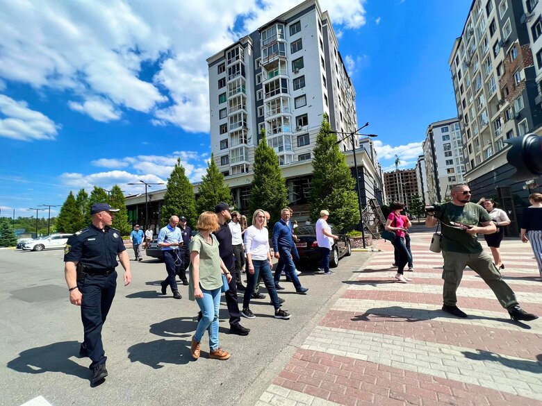 Посол США в Україні Брінк відвідала Бучу 03