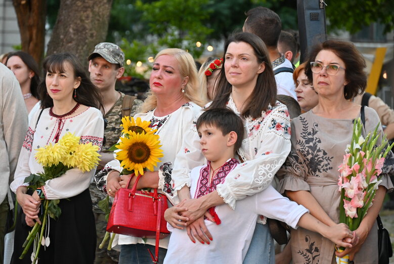 У Києві вшанували пам’ять Андрія Бабінського - воїна 80-ої ОДШБр та засновника Мегамаршу у вишиванках 14