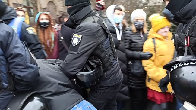 На Марше женщин* в Киеве задержали двух человек 04