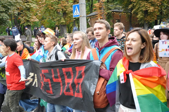 Руху ЛГБТ-маршу намагалася перешкодити жінка, яка лягла на асфальт і кричала про перетворення хлопчиків на геїв 07