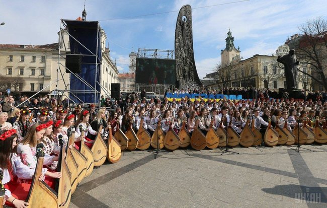 407 бандуристів одночасно виконали Заповіт, встановивши рекорд 03