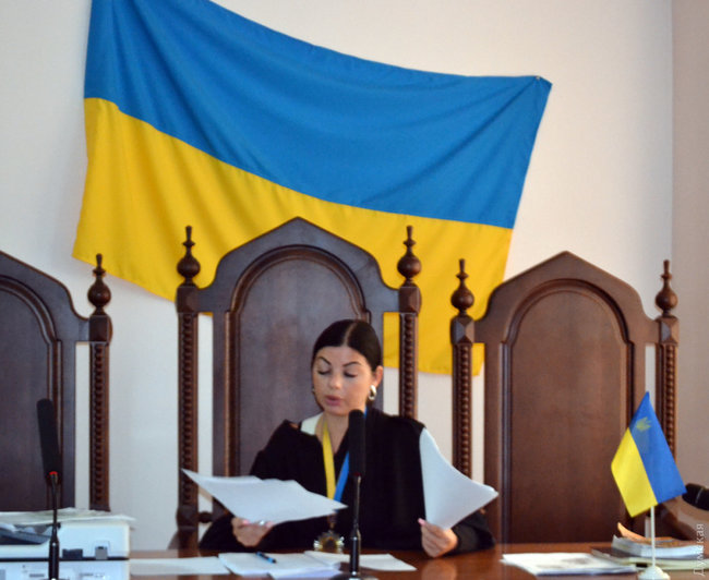 Суд заарештував усіх трьох підозрюваних у нападі на одеського активіста Михайлика без права виходу під заставу 03