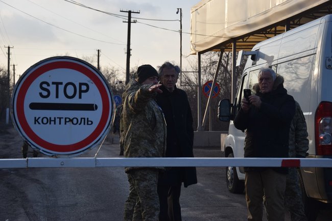 Французский философ Леви посетил КПВВ на Донбассе, - Госпогранслужба 03 Французский философ Леви посетил КПВВ на Донбассе, - Госпогранслужба 03