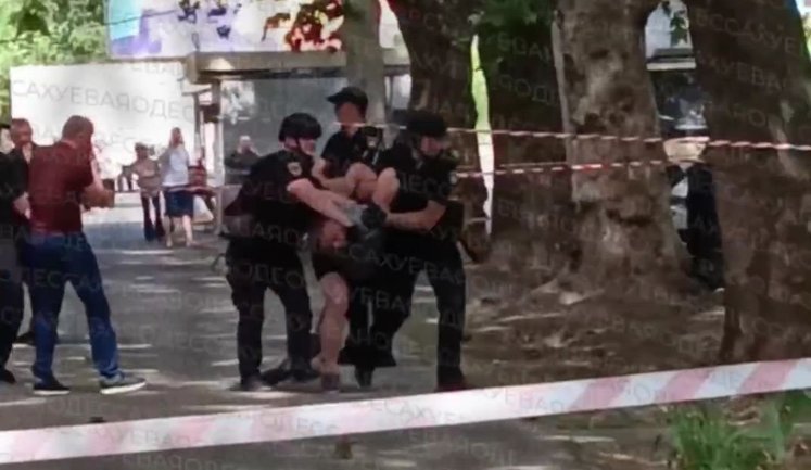 Поліція затримала чоловіка, який утримував двох заручників в одеській перукарні. ВIДЕО