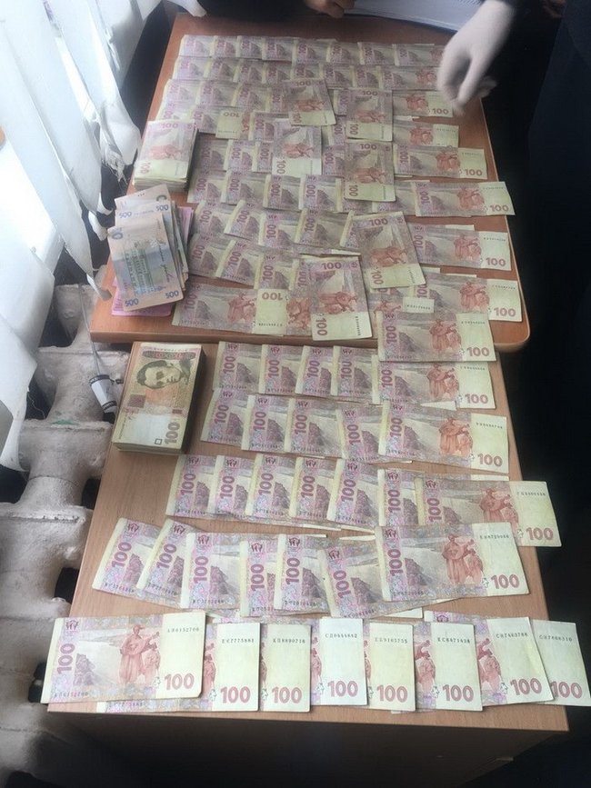 Двох співробітників Львівського обласного центру медико-соціальної експертизи затримали під час одержання 50 тис. грн хабара, - СБУ 05