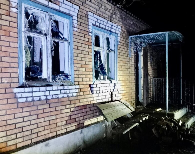 Вночі росіяни двічі обстріляли Нікопольщину з важкої артилерії, пошкоджено будинки, газопровід та лінію електропередач, - ОВА 01