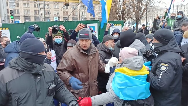 ФОПы попытались установить палатки на Майдане Незалежности: между митингующими и правоохранителями произошли стычки 82