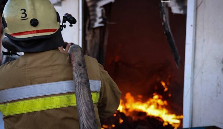Russia strikes Mykolaiv region with drones: large fire breaks out at warehouse. PHOTOS