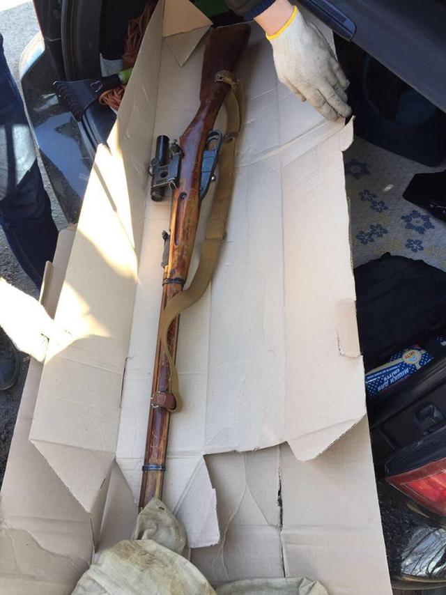 SBU detains group of ATO zone arms traders 01 SBU detains group of ATO zone arms traders 01