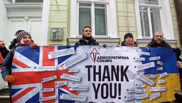 Ми не забудемо: українці прийшли під посольство Великої Британії в Києві подякувати за зброю 06