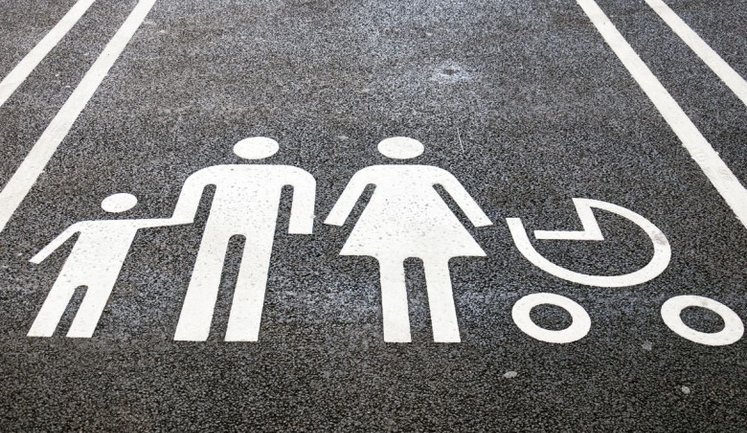 В Україні набрав чинності закон про паркомісця для авто з дітьми. Що передбачено?