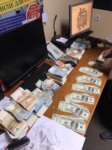 Буковинские чиновники крышевали вывод валюты из страны, - СБУ 01
