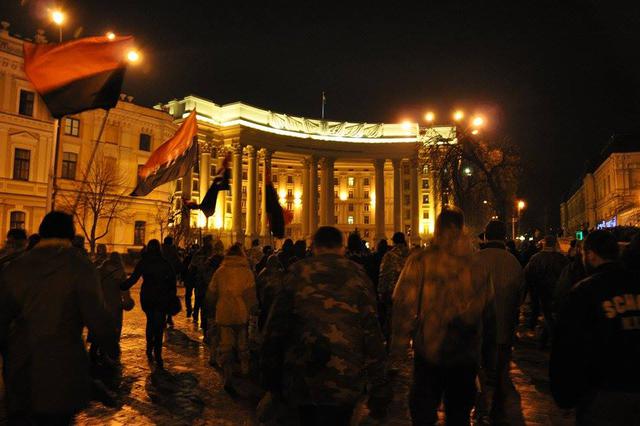 Добровольчий Рух ОУН на честь Дня українського добровольця закидав офіс компанії Ахметова і відділення Альфа-банку камінням (оновлено) 08