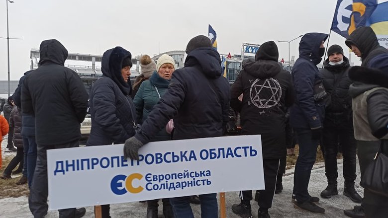 Прихильники Порошенка зібралися біля аеропорту Київ 32