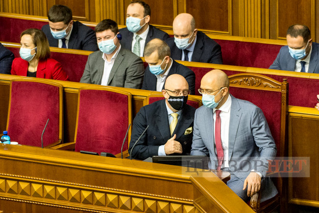 Мисягін у кріслі прем’єра, Яценко і Качура за колоною, краплі Кабанова і поцілунок слуг народу Марченко і Стефанчука, - робота ВР 18 грудня 13