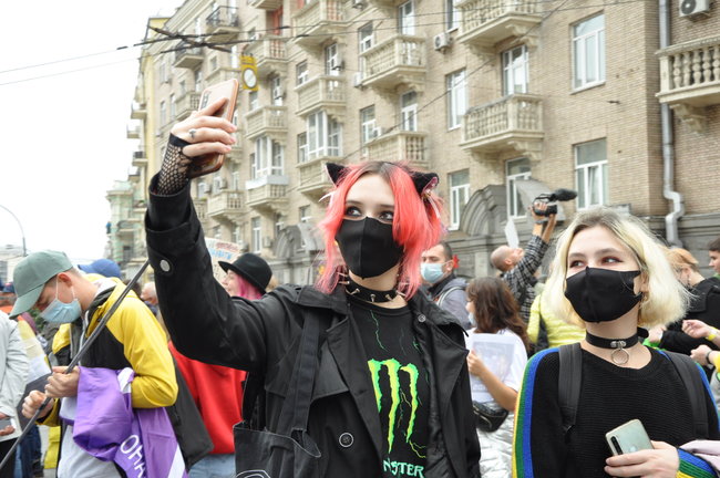 Руху ЛГБТ-маршу намагалася перешкодити жінка, яка лягла на асфальт і кричала про перетворення хлопчиків на геїв 82