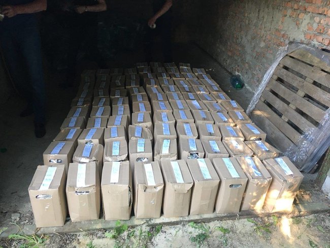 Незаконне виробництво і реалізацію фальсифікованих алкогольних напоїв ліквідували на Полтавщині 02 Незаконне виробництво і реалізацію фальсифікованих алкогольних напоїв ліквідували на Полтавщині 02