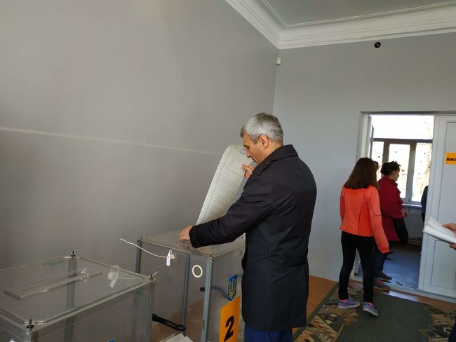 Кошулинский проголосовал на выборах президента Украины 03