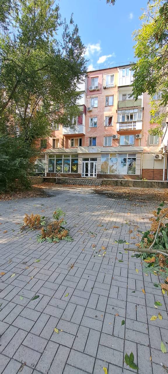 Последствия обстрела Херсона рашистами: Попадание возле многоквартирного дома 02