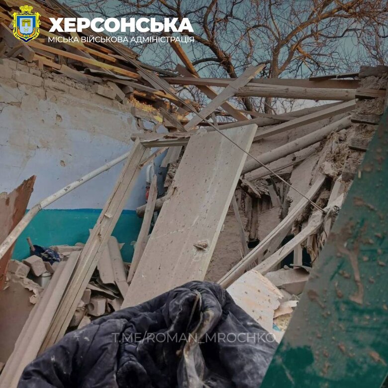 Росіяни обстріляли Херсонську міську тергромаду: зафіксовано влучання в інфраструктурний об’єкт та приватні будинки 01