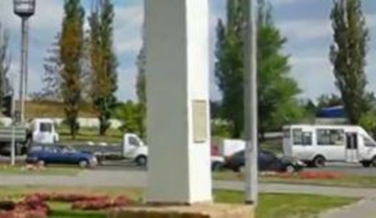 В Харькове разрушили памятник в честь воссоединения с Россией: Сам упал. Старый стал, на кладке - одна глина. ВИДЕО.