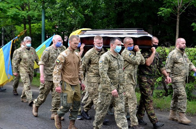 В Івано-Франківській області попрощалися з трагічно загиблою волонтеркою-парамедиком Іриною Шевчишин 27