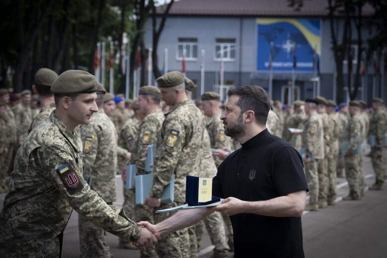 Зеленський вручив дипломи в Національному університеті оборони