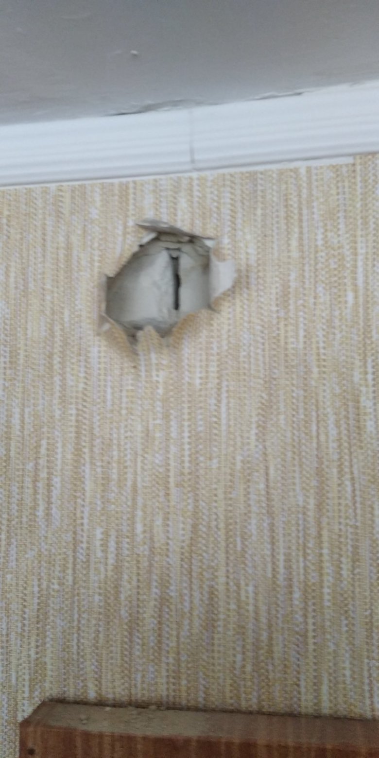 Российские оккупанты обстреляли жилые кварталы Врубовки в Луганской области: повреждены школа, дома и газопровод 08 Российские оккупанты обстреляли жилые кварталы Врубовки в Луганской области: повреждены школа, дома и газопровод 08