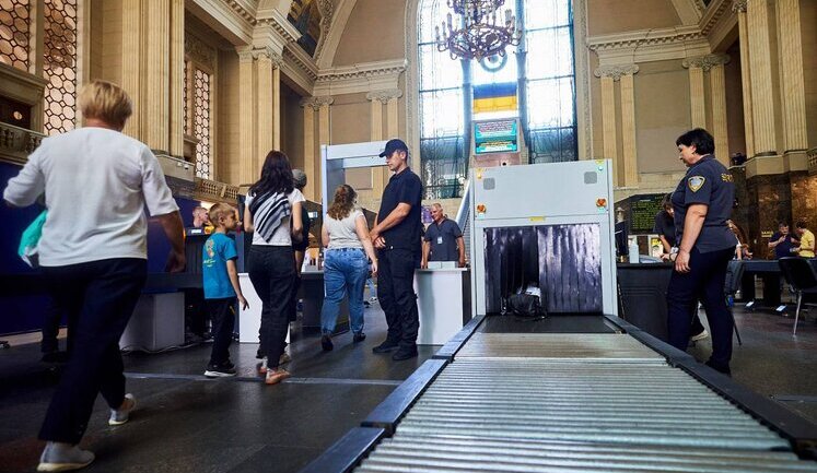 "Укрзалізниця" посилює заходи безпеки: Пасажирів закликали бути готовими до затримок потягів і раніше прибувати на вокзали