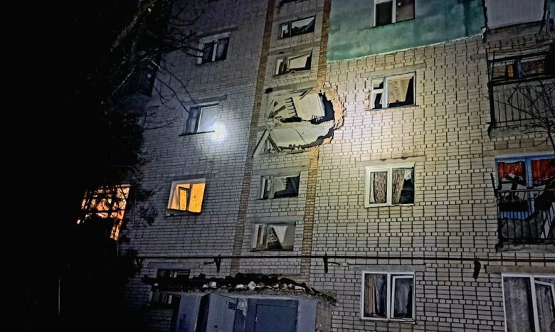 Окупанти поцілили у багатоповерхівку та приватні будинки Нікопольщини 01