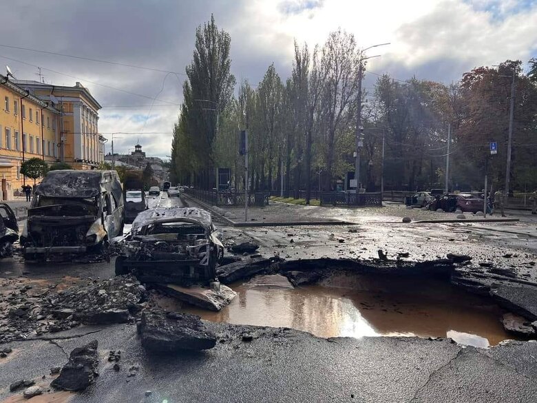 Наслідки удару рашистів по центру Києва 03