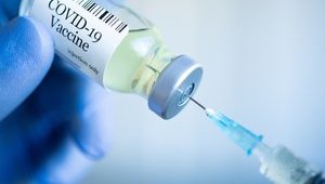 У Польщі заохочують вакцинацію населення: гроші та машини в подарунок