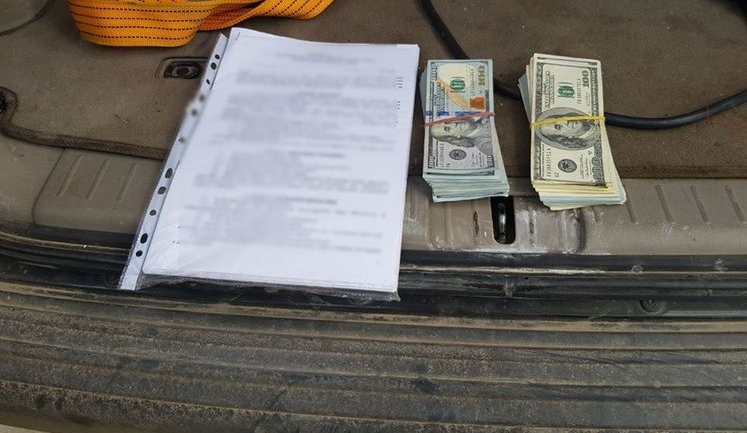 При задержании в Черновицкой области чиновника на взятке в $15 тыс. внезапно умер посредник, - прокурор Сенюк. ФОТО