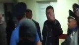 Луценко под конвоем ведут в больницу: "Юра, держись". ВИДЕО.