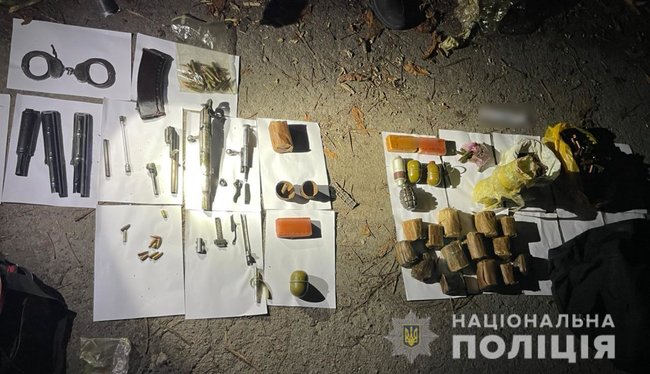 Гранати, набої і комплектуючі деталі до зброї: перехожий виявив у закинутій будівлі в Броварах дві сумки з боєприпасами 04